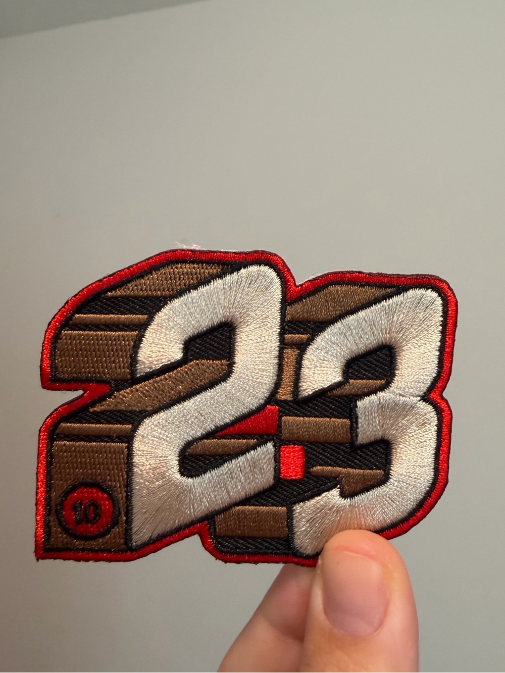 Noah Kahan - Embroidered '23' Patch in Brown, White & Red - NEW